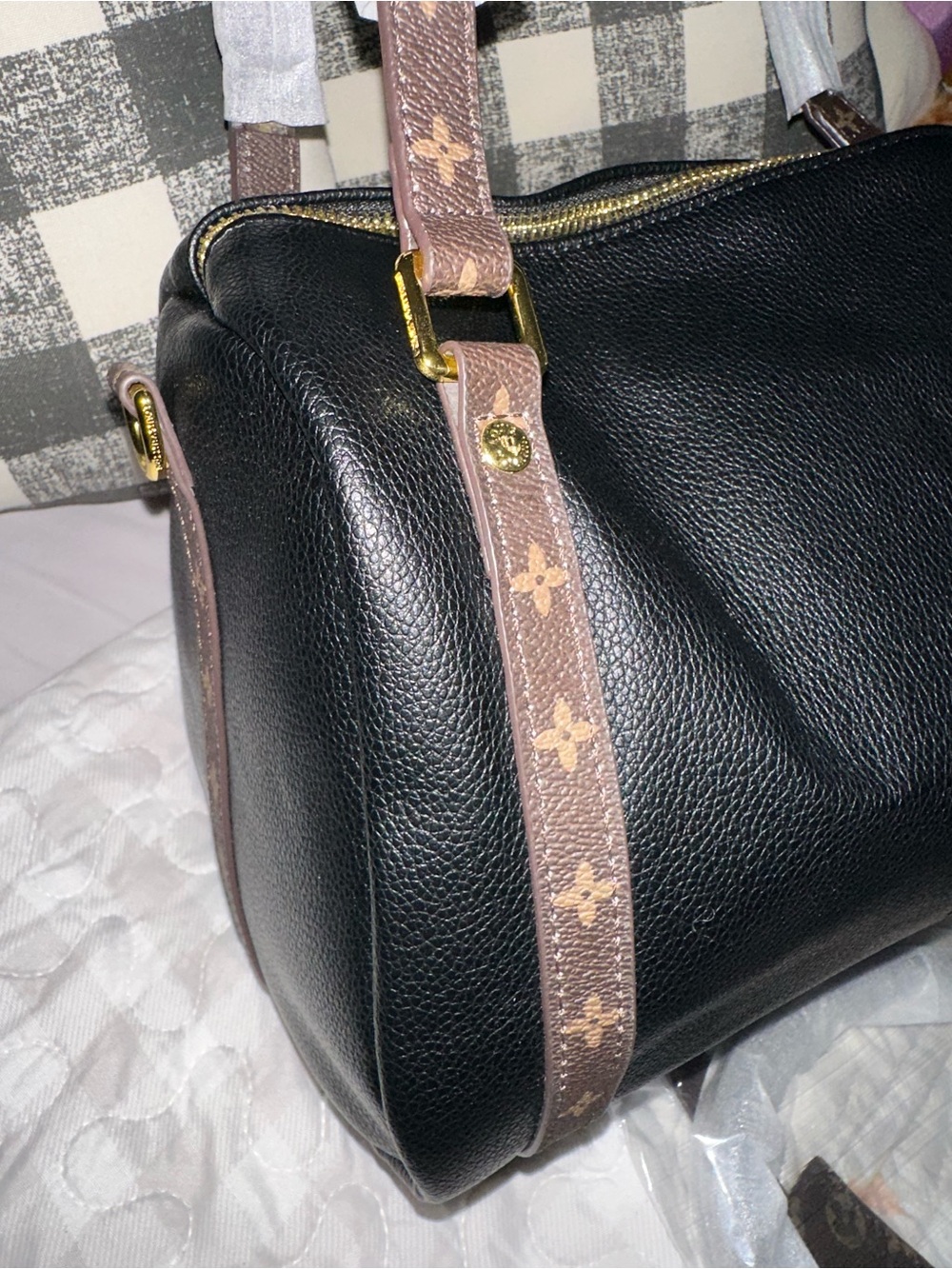 Black Leather Crossbody Bag - Black. Not authentic - Picture 5 of 12